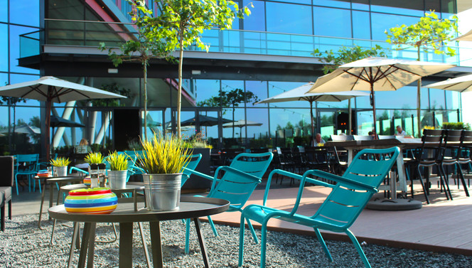 Blauwe stoelen op het terras van Van der Valk Hotel Veenendaal